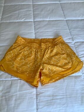 Athleta Yellow Printed Women’s Athletic Shorts